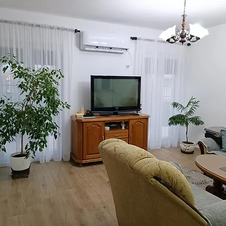 Entire House Floor - 2-Bedroom Cozy & Peaceful Apartment Podgorica Exterior photo