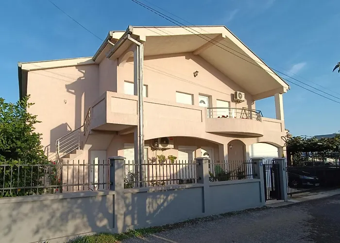 Entire House Floor - 2-Bedroom Cozy & Peaceful Apartment