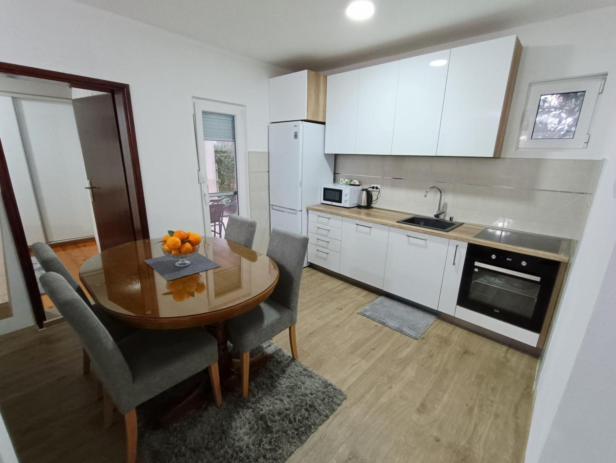 Entire House Floor - 2-bedroom Cozy & Peaceful Apartment Podgorica