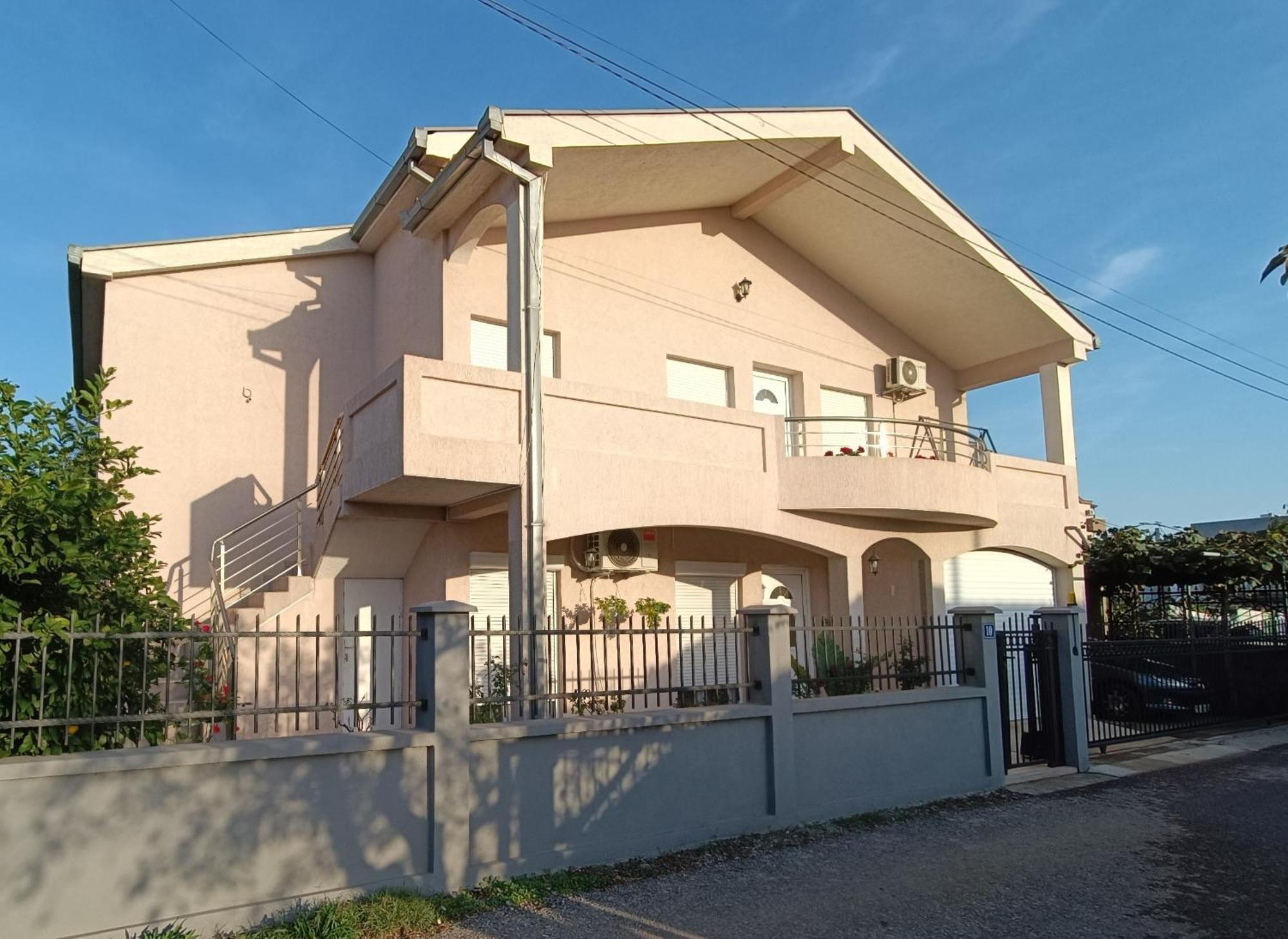 Apartment Entire House Floor - 2-bedroom Cozy & Peaceful Podgorica